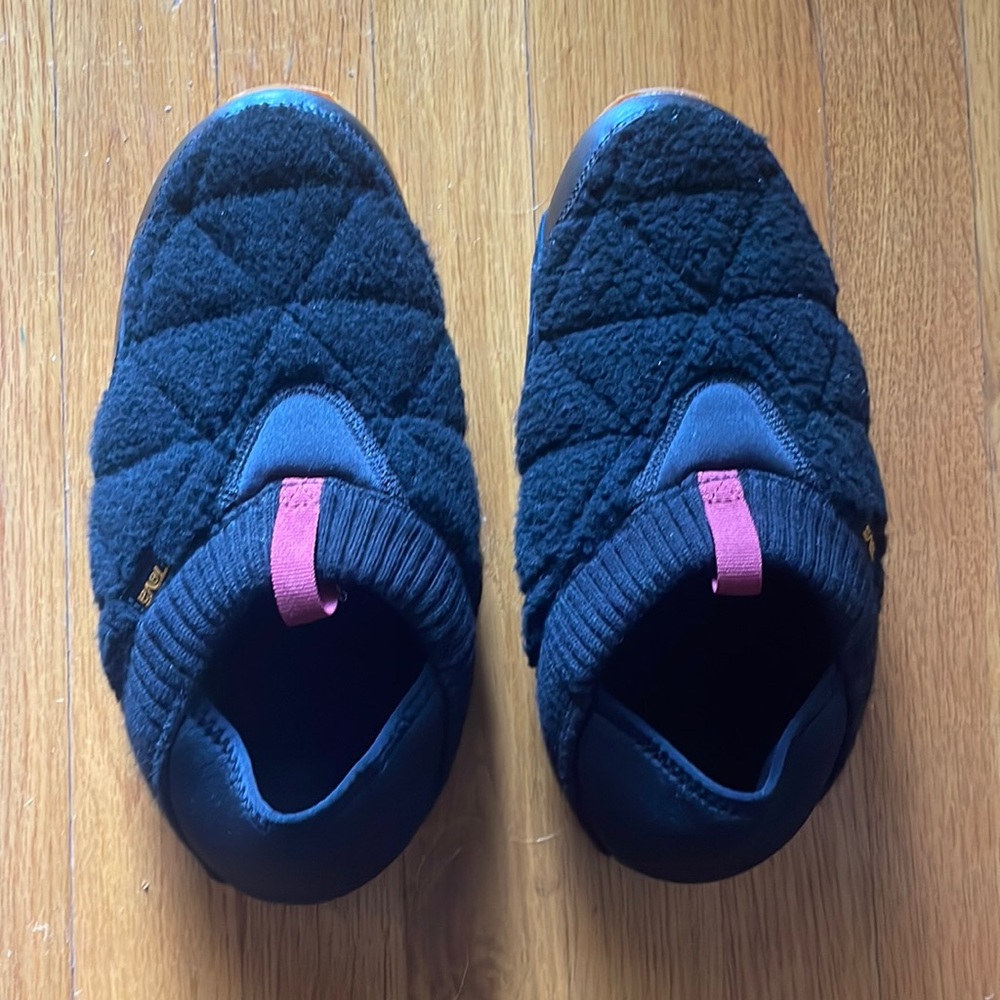 Teva Ember black fleece size 10 NWOT